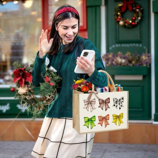 Guide d’approvisionnement OEM 2026 : pourquoi les sacs fourre-tout en toile en jute sont le choix numéro un pour les cadeaux et événements de fin d’année 2 Décrivez le contenu de l’image pour aider les moteurs de recherche à comprendre ; Incluez des mots-clés dans la description pour les avantages SEO.