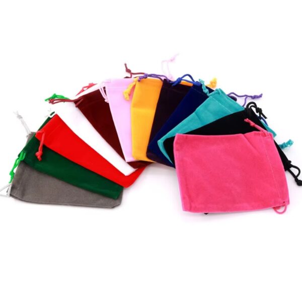 Pochettes en velours à cordon pour bijoux et promotions : Tissu et options de logo personnalisé 1 4-7-30-600x600